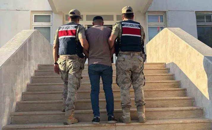 Dolandırıcılıktan aranan şahıs yakalandı

