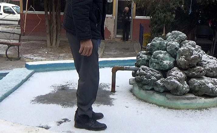 Donan süs havuzunda kimisi gezdi, kimisi ise buzu çekiçle kırmaya çalıştı