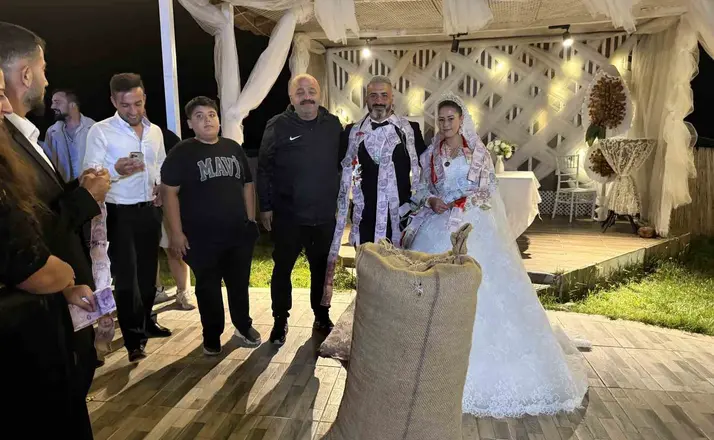Düğünde altın yerine bir çuval fındık taktılar
