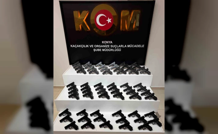 Durdurulan araçtan 65 ruhsatsız tabanca çıktı