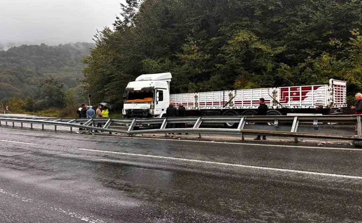 Düzce D-655 karayolunda makaslayan tır yolu trafiğe kapattı
