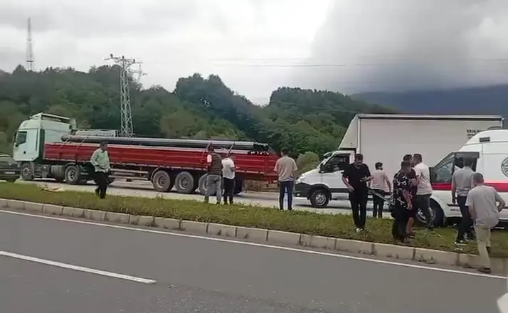 Düzce’de ambulans tıra arkadan çarptı 1 kişi yaralı
