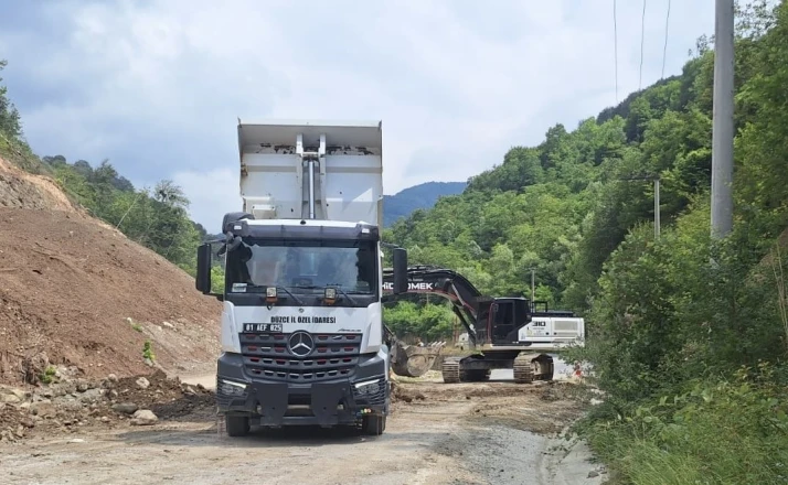Düzce’de köy yollarında çalışmalar sürüyor 