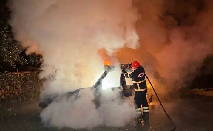 Düzce’de seyir halindeyken yanan otomobil kullanılamaz hale geldi
