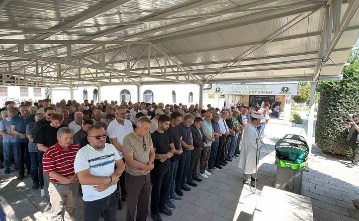 Düzceli gazetecinin annesi son yolculuğuna uğurlandı
