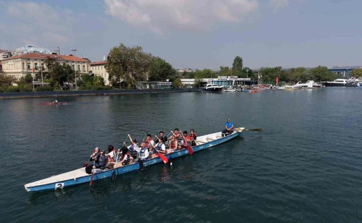 Düzceli gençler Haliç’te suya indi 
