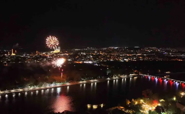 Edirne’de 30 Ağustos Zafer Bayramı resepsiyonu: Meriç Nehri’nde havai fişek gösterisi
