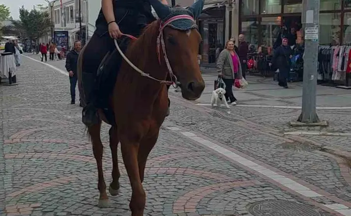 Edirne’de atıyla caddelerde gezen kadın ilgi odağı oldu
