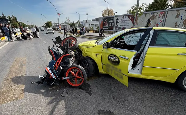 Edirne’de taksi ile motosiklet çarpıştı: 2 yaralı
