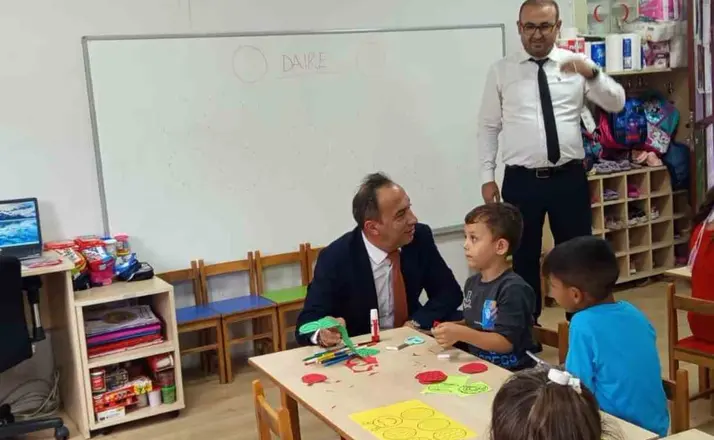 Efeler İlçe Milli Eğitim Müdürü Çomruk, öğrencilerin oyununa ortak oldu
