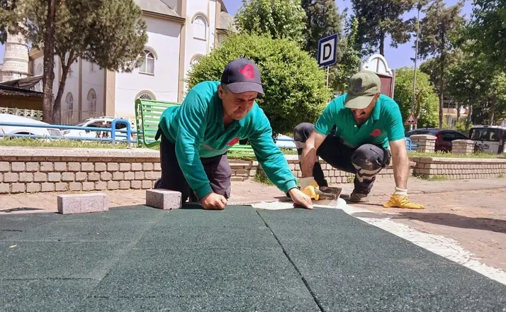 Efeler’de park ve yeşil alanlar bakıma alındı
