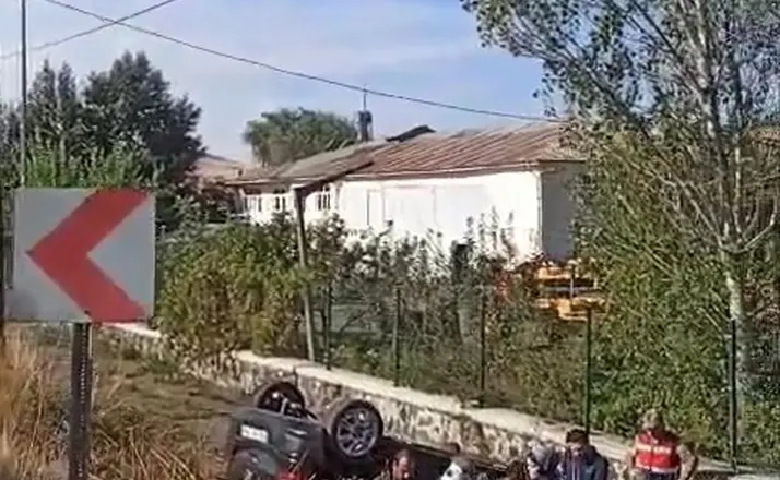 Elazığ’da araç şarampole devrildi: 2 yaralı
