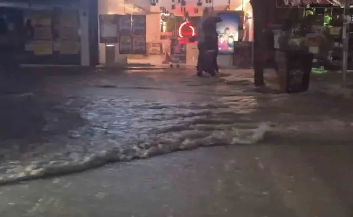 Elazığ’da sağanak yağışta caddeler dereye döndü
