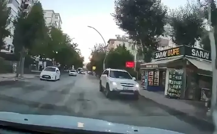 Elazığ’da ters şeritten gelen sürücü trafiği tehlikeye attı
