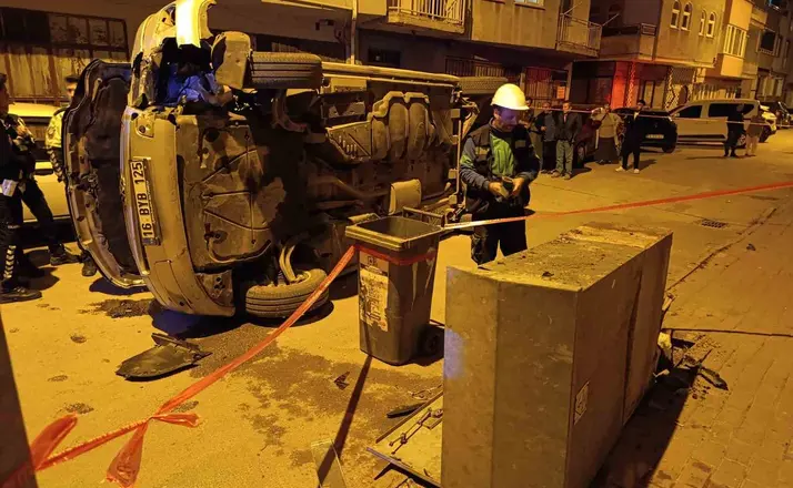 Elektrik panosuna çarpan minibüs devrildi, sürücü olay yerinden kaçtı
