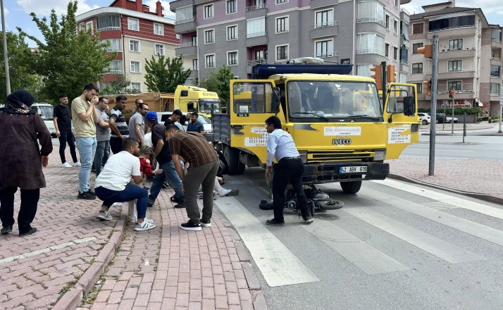 Elektrikli bisikletin Kamyonetin altında kalmasıyla 3'ü çocuk 4 kişi yaralandı