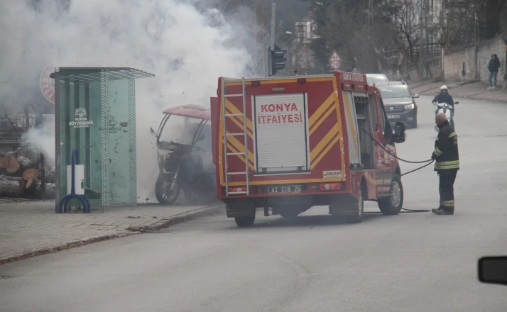 Elektrikli üç tekerlekli motosiklet alev alev yandı