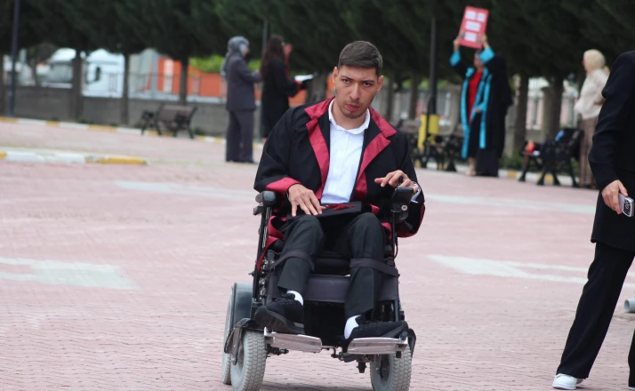Engel tanımayan azmiyle okulundan mezun oldu