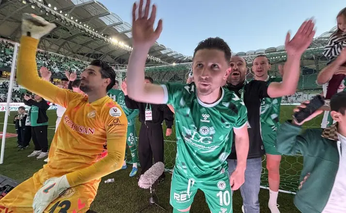 Enis Bardhi’ye taraftardan özel pankart: Geri döndü