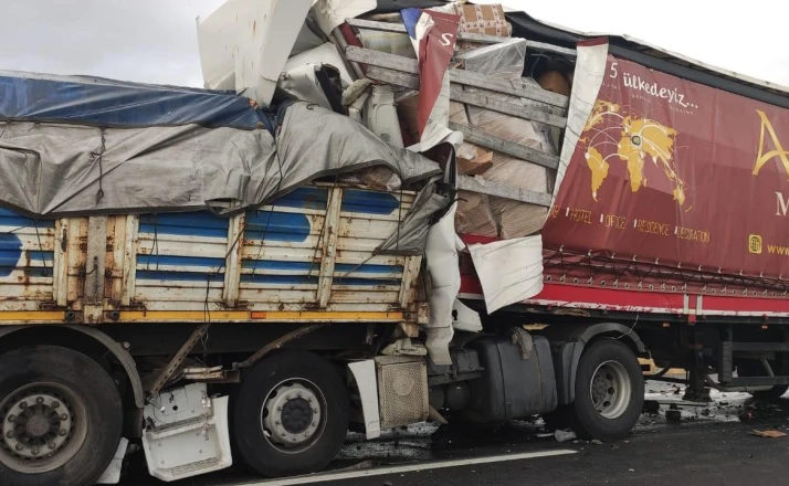 Ereğli'de 2 tır ve 1 minibüsün karıştığı kazada 1 ölü, 3 yaralı