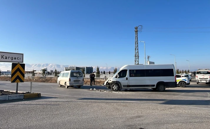 Ereğli’de kamyonet ile okul servis minibüsü çarpıştı: 5 yaralı