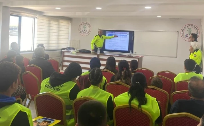 Ereğli’de okul geçit görevlisi öğrenciler yeleklerini giydi