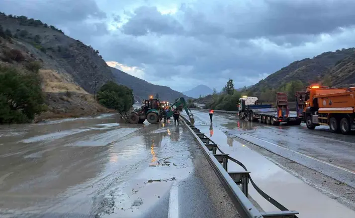 Erzincan-Erzurum kara yolu kontrollü olarak trafiğe açıldı
