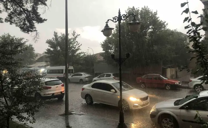 Erzincan’da fındık büyüklüğünde dolu yağdı
