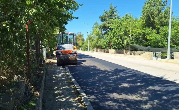 Erzincan’ın turizm beldesi Çağlayan’da asfaltlama çalışmaları sürüyor
