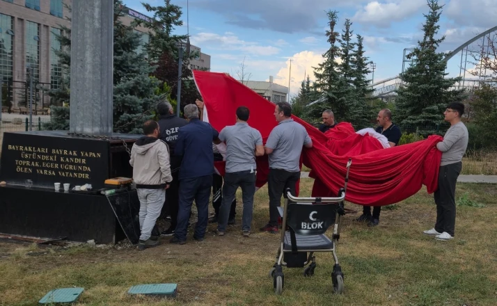 Erzurum’da bayrak sevgisi tek yürek oldu: Vatandaş ve görevliler ele ele verdi 