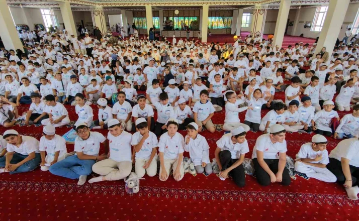 Erzurum’da yüzlerce öğrenci cami buluşmasında bir araya geldi 