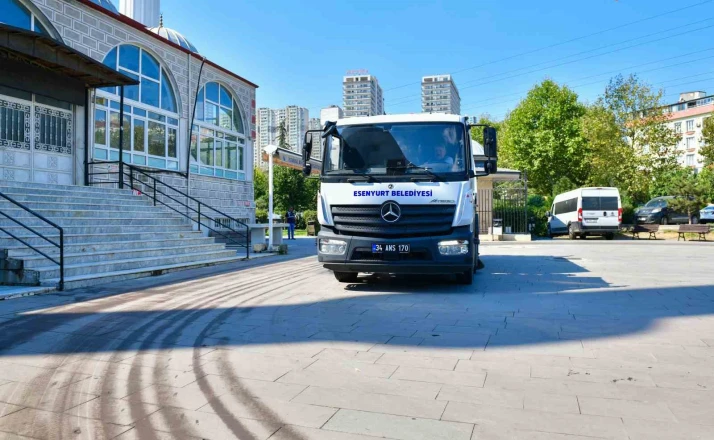 Esenyurt’ta Mevlit Kandili öncesi camiler ve mezarlıklar temizlendi 
