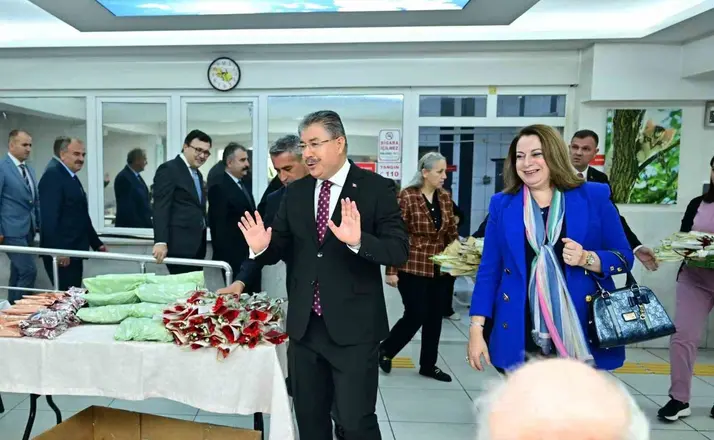 Eskişehir Valisi Dr. Erdinç Yılmaz ve eşi Şenay Yılmaz, Dünya Yaşlılar Günü’nde huzurevi sakinleriyle bir araya geldi
