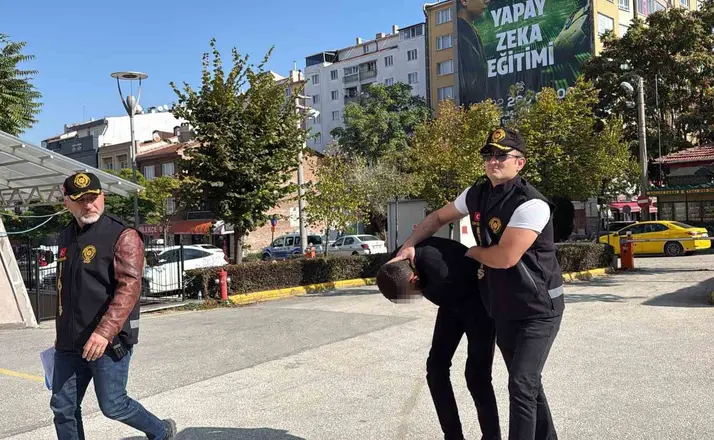 Eskişehir’de öğrenciye zorla tespih satan şüpheliye ev hapsi
