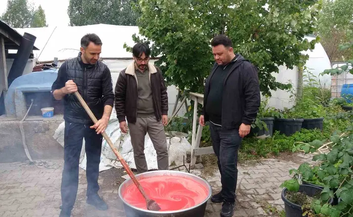 Eşlerine yardımcı olmak isteyen üç erkek arkadaş birlikte salça kaynattı
