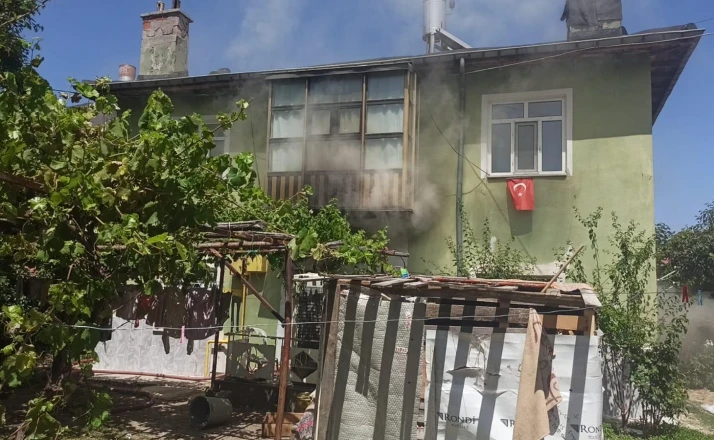 Evde yangın çıktı, kilitli kalan 5 çocuk kurtarıldı
