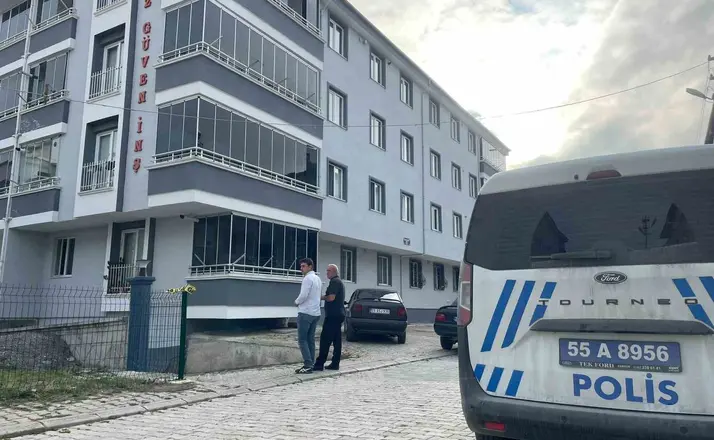 Evinde silahla vurulmuş halde bulundu
