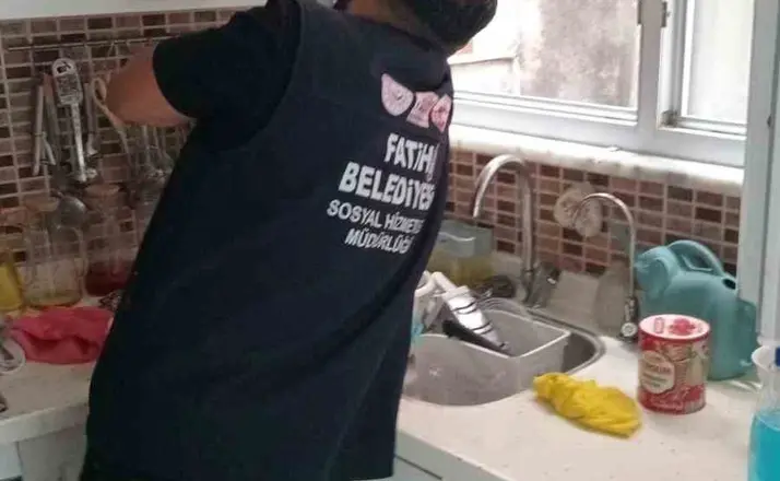 Fatih’te yaşlılara evde temizlik ve kişisel bakım desteği
