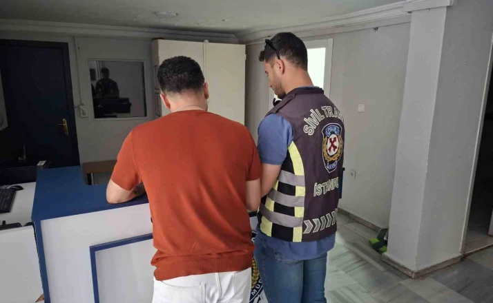 Fatih’te yol verme tartışmasında motosikletli kuryeyi şoke eden tokat: O anlar kamerada 