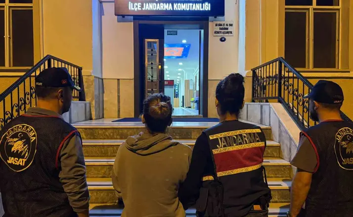 Firari kadın mutfaktaki gizli bölmede yakalandı
