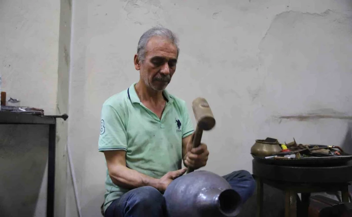 Gaziantep’te 57 yıllık bakır ustası mesleğinin yok olmasından endişe ediyor 