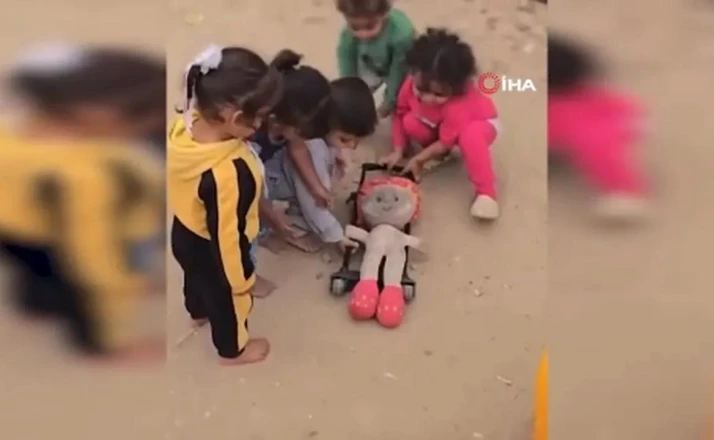 Gazzeli çocukların yürek burkan 'Cenaze oyunu'