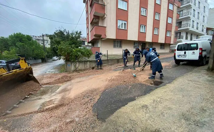 Gebze Belediyesi sağanak yağışa karşı 289 personelle sahada
