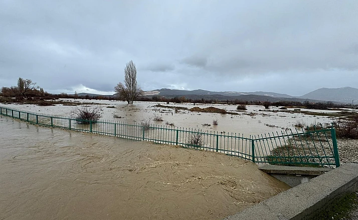 Gembos kanalı taştı, ekili alanlar suyla kaplandı