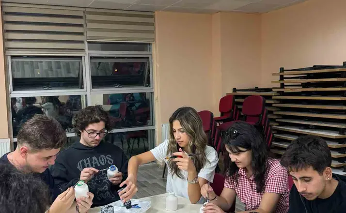 Gençler sanatla üretiyor, yeteneklerini geliştiriyor
