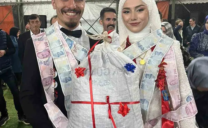 Giresun’da düğünde altın yerine bir çuval fındık taktılar
