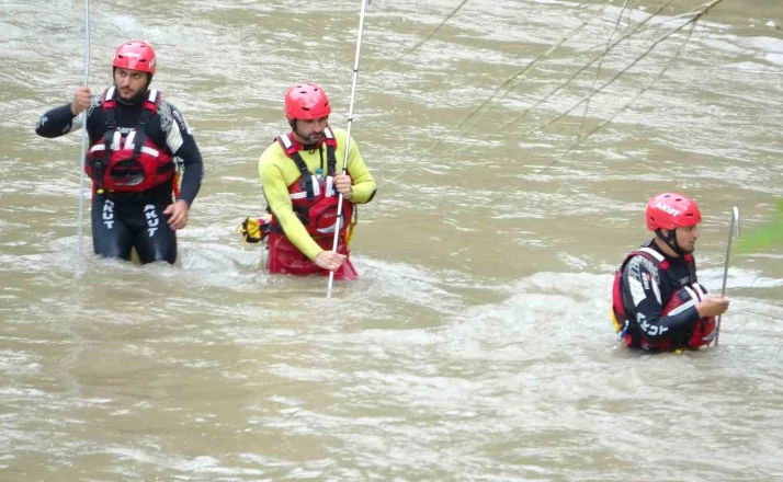 Giresun’da selde kaybolan 2 kişiyi arama çalışmaları sürüyor 