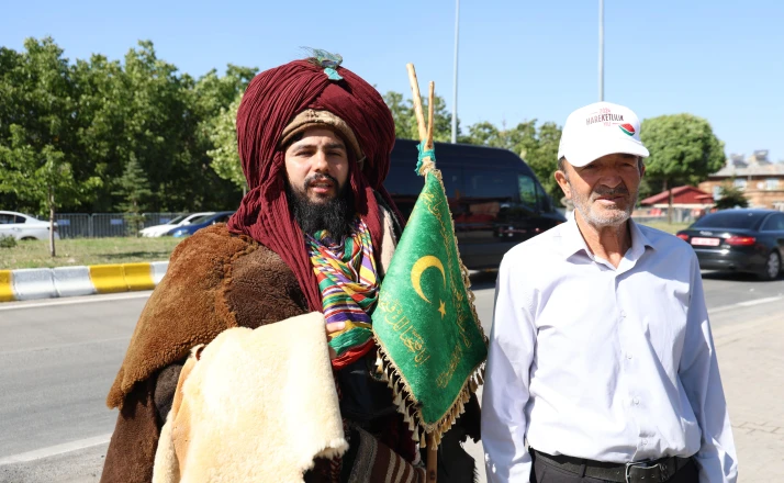 Giydiği Selçuklu kıyafetiyle, Konya'dan Ahlat'a Cumhurbaşkanını görmek için geldi