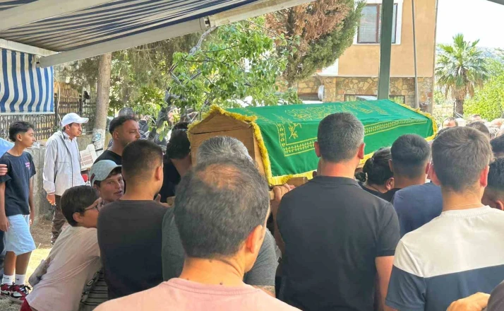 Gökçeada’da motosiklet ile otomobilin karıştığı kazada hayatını kaybeden çocuk toprağa verildi 