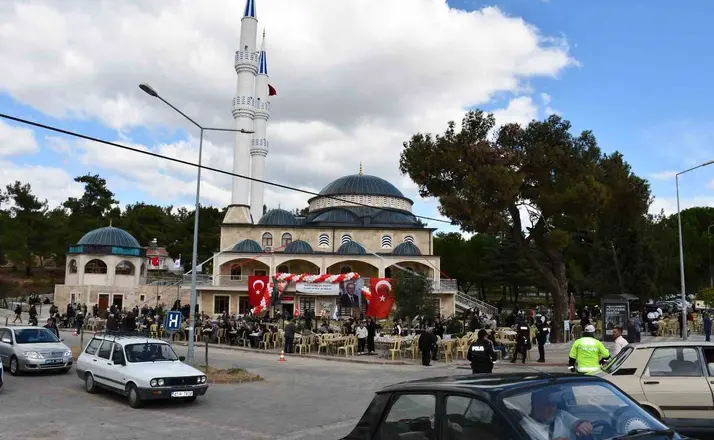 Gördes’te 100 milyon liralık cami ve Kur’an kursu hizmete açıldı
